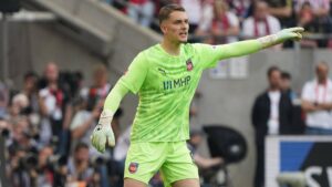 Torhüter Frank Feller im Trikot des 1. FC Heidenheim jubelt auf dem Spielfeld mit den Fans.