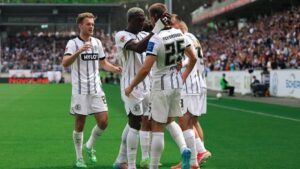 Zweikampf zwischen Spielern der SV Elversberg und Hannover 96 im Kampf um den Aufstieg