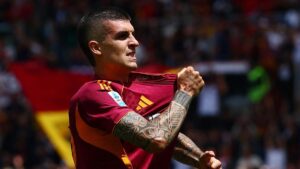Jubelnde Spieler der AS Rom um Doppelpacker Gianluca Mancini nach dem Derbysieg gegen Lazio im Stadio Olimpico