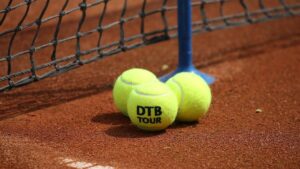 Alexander Zverev fokussiert beim Aufschlag auf dem Sandplatz beim ATP-Masters in Rom