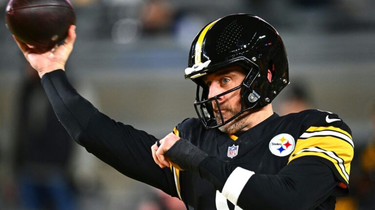 Quarterback Aaron Rodgers im Trikot der Pittsburgh Steelers auf dem Spielfeld