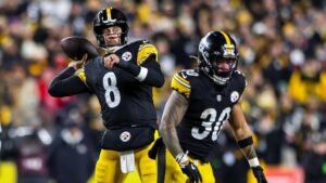 Quarterback Aaron Rodgers im Trikot der Pittsburgh Steelers auf dem Spielfeld