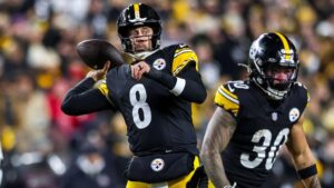 Quarterback Aaron Rodgers im Trikot der Pittsburgh Steelers auf dem NFL-Spielfeld