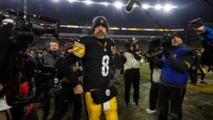 Aaron Rodgers im Trikot der Pittsburgh Steelers blickt konzentriert über das NFL-Spielfeld