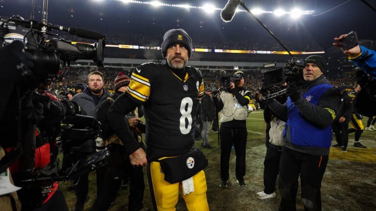 Aaron Rodgers im Trikot der Pittsburgh Steelers blickt konzentriert über das NFL-Spielfeld
