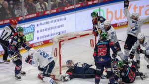 Spieler der Adler Mannheim jubeln auf dem Eis über den Siegtreffer in der Overtime gegen die Eisbären Berlin