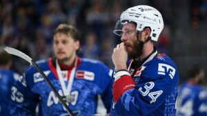 Enttäuschte Eishockeyspieler der Adler Mannheim auf dem Eis nach verlorenem Finale