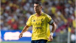 Cristiano Ronaldo im Trikot von Al-Nassr blickt enttäuscht auf den Rasen nach dem späten Ausgleich gegen Al-Hilal