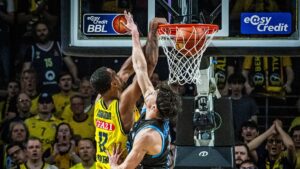 Basketballspieler von Alba Berlin beim Zug zum Korb im Spiel gegen Science City Jena