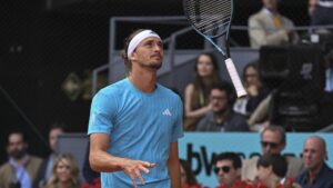 Alexander Zverev reagiert enttäuscht auf dem Sandplatz beim Masters-Finale in Madrid gegen Jannik Sinner