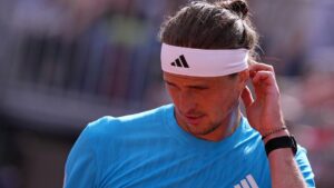 Alexander Zverev beim Aufschlag auf dem Sandplatz, der aufgrund einer Rückenverletzung eine Pause einlegt.