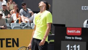 Tennisprofi Alexander Zverev blickt fokussiert auf dem roten Sandplatz der French Open