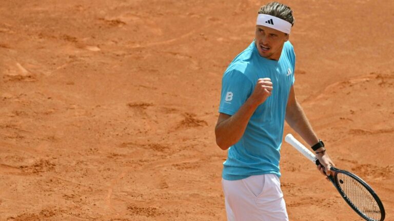 Tennisspieler Alexander Zverev hochkonzentriert beim Aufschlag auf einem Sandplatz