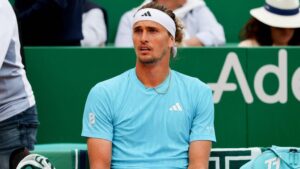 Alexander Zverev fokussiert beim Aufschlag während eines Matches auf dem Sandplatz der French Open