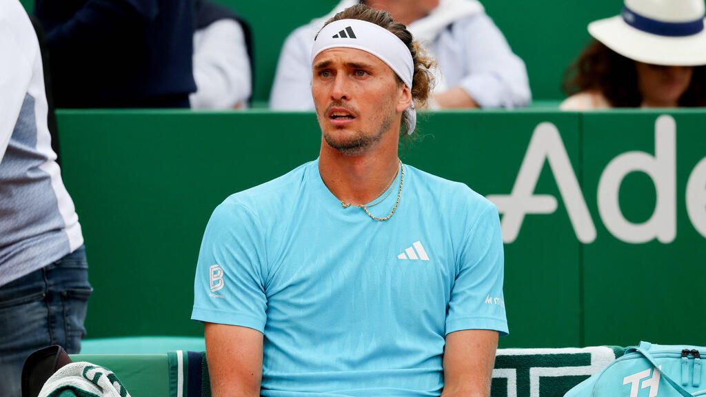 Alexander Zverev fokussiert beim Aufschlag während eines Matches auf dem Sandplatz der French Open