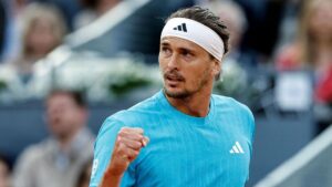Alexander Zverev beim Aufschlag im Halbfinale des ATP-Masters in Madrid