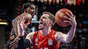 Andreas Obst im Trikot des FC Bayern München beim Sprungwurf während eines BBL-Spiels