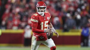 Quarterback Patrick Mahomes von den Kansas City Chiefs wirft einen Football im Training