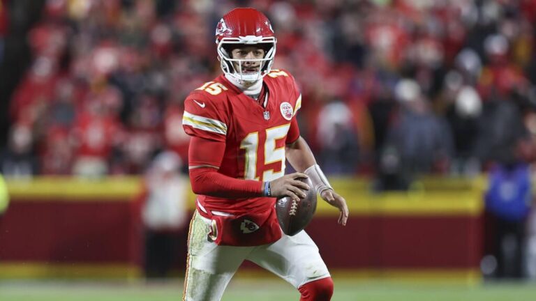 Quarterback Patrick Mahomes von den Kansas City Chiefs wirft einen Football im Training