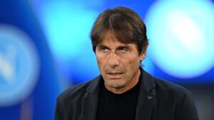 Trainer Antonio Conte winkt den Fans der SSC Neapel im Stadion zum Abschied