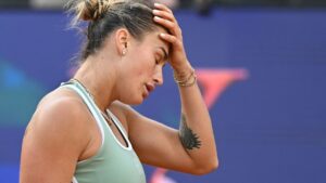 Eine enttäuschte Aryna Sabalenka auf dem Sandplatz beim WTA-Turnier in Rom