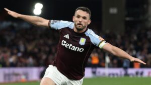 Jubelnde Spieler von Aston Villa nach einem Torerfolg gegen den FC Liverpool im Villa Park.