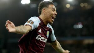 Jubelnde Spieler von Aston Villa nach dem Einzug ins Finale der Europa League