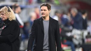 Edin Terzic gestikuliert an der Seitenlinie als Cheftrainer