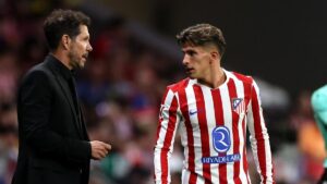 Trainer Diego Simeone und sein Sohn Giuliano im Trikot von Atletico Madrid am Spielfeldrand