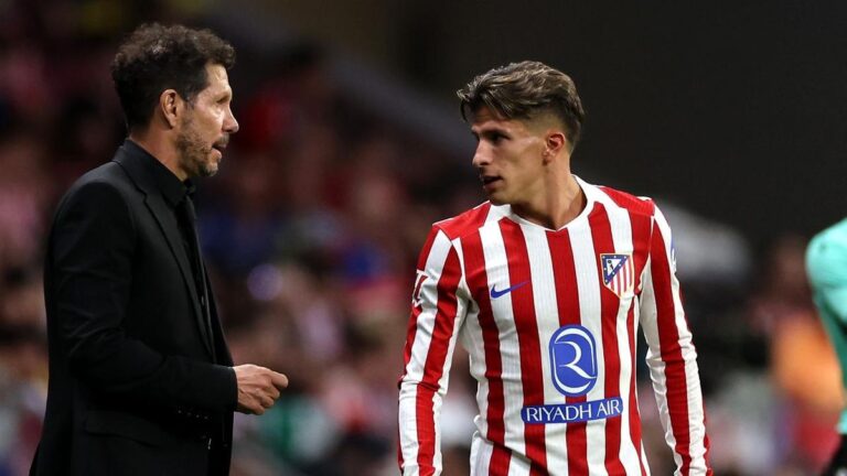 Trainer Diego Simeone und sein Sohn Giuliano im Trikot von Atletico Madrid am Spielfeldrand