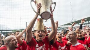 Jubelnde Spieler des Aufsteigers FC Thun feiern den sensationellen Gewinn der Schweizer Meisterschaft