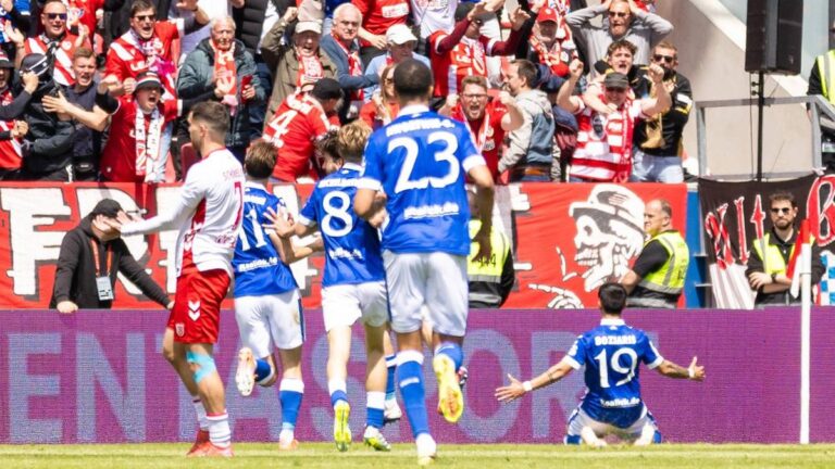 Jubelnde Spieler von Energie Cottbus nach dem Aufstieg in die 2. Bundesliga vor den Fans in Regensburg