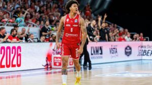 Spieler der Bamberg Baskets beim Korbwurf im BBL-Playoff-Spiel gegen ratiopharm Ulm