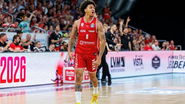 Spieler der Bamberg Baskets beim Korbwurf im BBL-Playoff-Spiel gegen ratiopharm Ulm