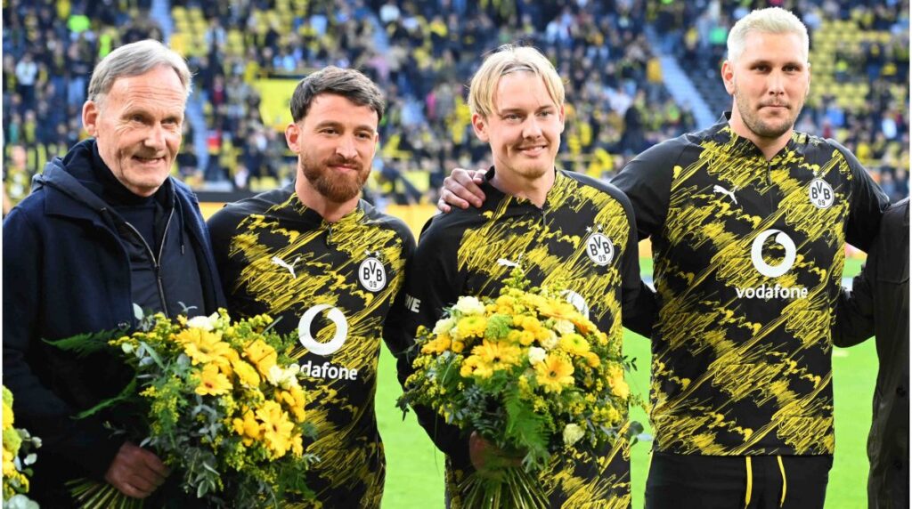 Julian Brandt und Niklas Süle im Trikot von Borussia Dortmund winken den Fans beim Abschied im Stadion zu
