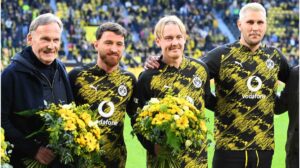 Julian Brandt und Niklas Süle im Trikot von Borussia Dortmund winken den Fans beim Abschied im Stadion zu