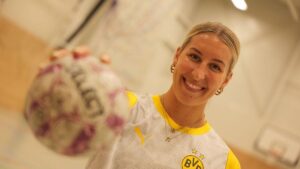 Dana Bleckmann im Trikot der BVB-Frauen fokussiert beim Wurf im Handball-Finale