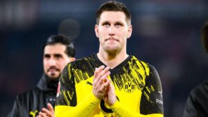 BVB-Verteidiger Niklas Süle blickt im Trikot von Borussia Dortmund nachdenklich auf das Spielfeld