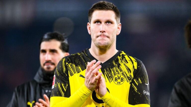 BVB-Verteidiger Niklas Süle blickt im Trikot von Borussia Dortmund nachdenklich auf das Spielfeld