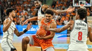 Enttäuschte Spieler von Ratiopharm Ulm auf dem Spielfeld nach dem Playoff-Aus gegen die Bamberg Baskets