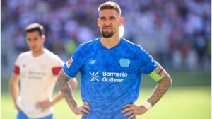 Robert Andrich im Trikot von Bayer Leverkusen blickt nach der Niederlage in Stuttgart enttäuscht auf den Rasen