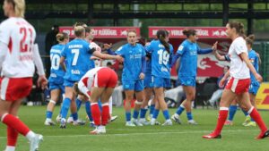 Jubelnde Fußballerinnen von Bayer Leverkusen nach einem Tor im Auswärtsspiel bei RB Leipzig