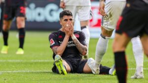 Enttäuschte Spieler von Bayer Leverkusen mit hängenden Köpfen nach dem Unentschieden gegen den Hamburger SV.