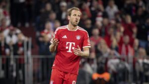 Harry Kane im Trikot des FC Bayern München blickt nachdenklich auf das Spielfeld