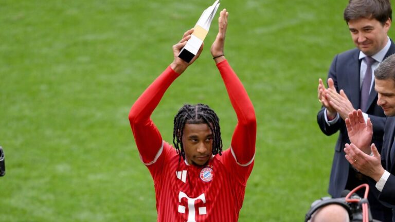 Michael Olise vom FC Bayern München präsentiert die Auszeichnung zum Bundesliga-Spieler der Saison in der Allianz Arena