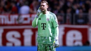 Manuel Neuer im Torwart-Trikot des FC Bayern München blickt konzentriert auf dem Spielfeld.