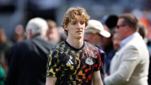 Anthony Gordon im Trikot von Newcastle United blickt konzentriert über das Spielfeld