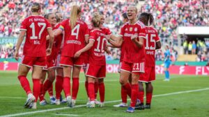 Spielerinnen des FC Bayern München jubeln mit dem DFB-Pokal nach dem Finalsieg gegen den VfL Wolfsburg