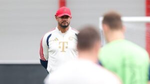 Vincent Kompany leitet entspannt das Training des FC Bayern München vor dem Champions-League-Halbfinale gegen PSG.