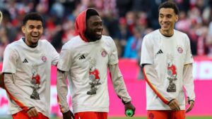 Alphonso Davies im Trikot des FC Bayern München mit nachdenklichem Gesichtsausdruck auf dem Spielfeld
